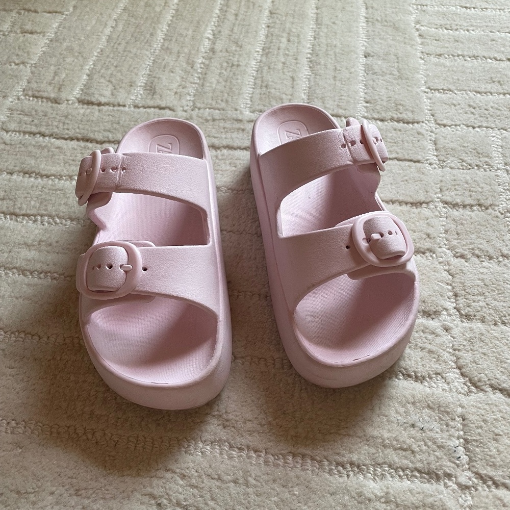 Zara girl size 32 sandals